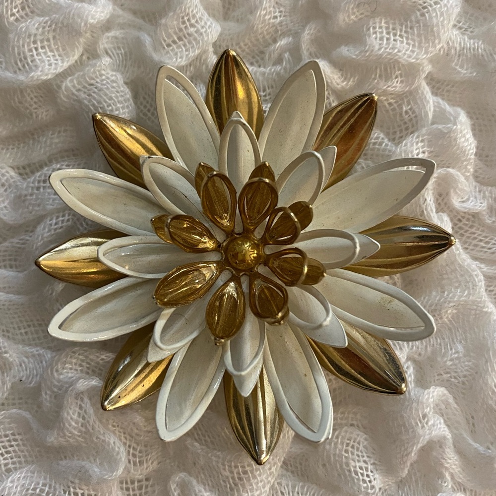 Vintage Sarah Coventry White & Gold Flower Brooch
